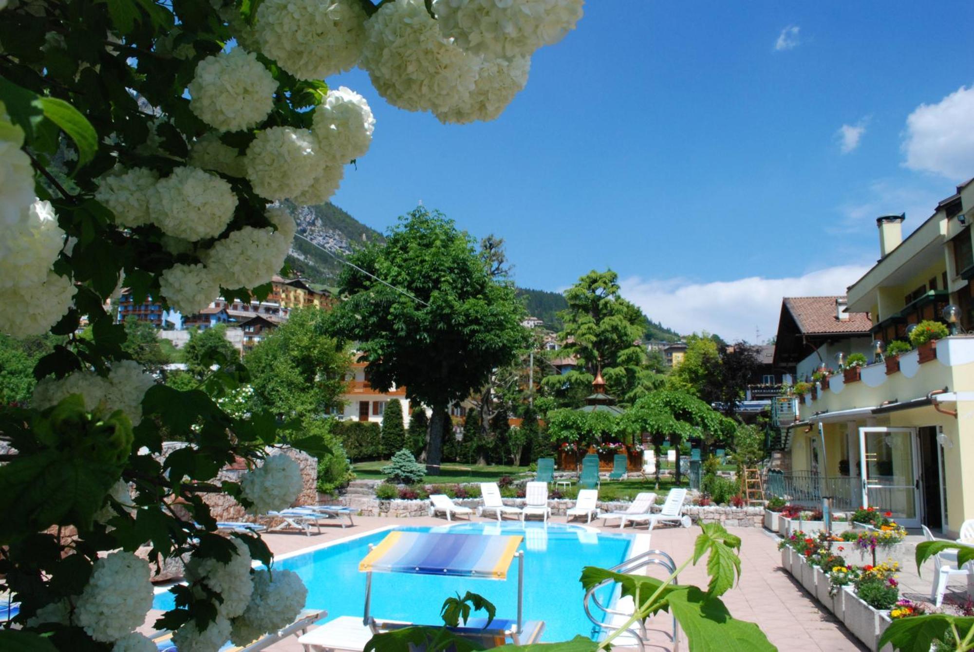 Chalet Al Lago Molveno Exterior foto